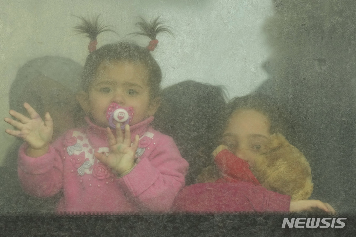 [팔랑카(몰도바)=AP/뉴시스] 우크라이나에서 탈출한 어린이들이 지난 11일 몰도바 팔랑카를 지나는 국경에서 루마니아로 떠나는 버스에서 밖을 내다보고 있다. 2022.03.26. *재판매 및 DB 금지