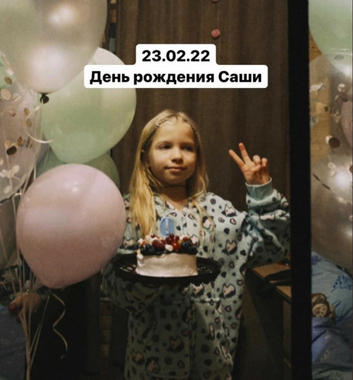 [서울=뉴시스] 지난달 23일 우크라이나 고스토멜에서 9세 소녀 사샤가 생일 파티를 하는 모습. 사샤는 가족과 함께 러시아군을 피하던 중 팔에 총을 맞아 한쪽 팔을 절단했다. (출처 : 트위터) 2022.03.16. *재판매 및 DB 금지