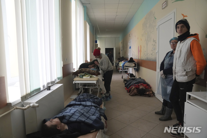 [마리우폴=AP/뉴시스] 15일(현지시간) 우크라이나 마리우폴 3번 병원의 홀에 포격으로 다친 사람들이 누워있다. 2022.03.16. *재판매 및 DB 금지