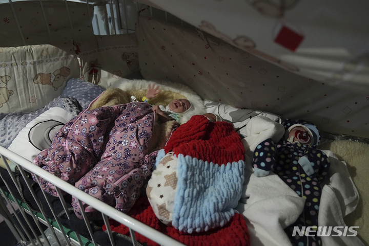 [마리우폴=AP/뉴시스] 15일(현지시간) 우크라이나 마리우폴 3번 병원 침대에 부모로부터 남겨진 조산아들이 누워있다. 2022.03.16. *재판매 및 DB 금지