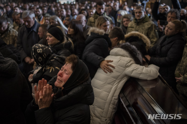 [르비우=AP/뉴시스] 15일(현지시간) 우크라이나 르비우에서 열린 우크라이나 군인 로스티슬라우 로만츠크의 장례식에 참석한 고인의 친척과 친구들이 오열하고 있다. 로만츠크는 러시아의 폴란드 국경 인근 군사 훈련 기지에 대한 미사일 공격으로 사망했다. 2022.03.16.