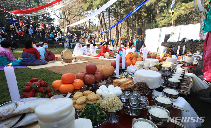 [제주=뉴시스] 우장호 기자 = 16일 오전 제주시 건입동 사라봉 칠머리당에서 영등송별제가 봉행되고 있다. 칠머리당 영등송별제는 제주에 북서 계절풍을 몰고 와 풍어를 가져다주는 바람의 여신인 '영등할망'을 보내는 행사로 제주도의 여러 영등굿 가운데 대표적인 굿이다. 2022.03.16. woo1223@newsis.com