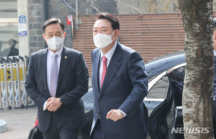 [서울=뉴시스] 국회사진기자단 = 윤석열 대통령 당선인이 16일 서울 종로구 통의동 금융감독원 연수원에 마련된 집무실로 출근하고 있다. 이날 청와대에서 하기로 했던 문재인 대통령과 윤 당선인의 오찬 회동은 무산됐다. 2022.03.16. photo@newsis.com