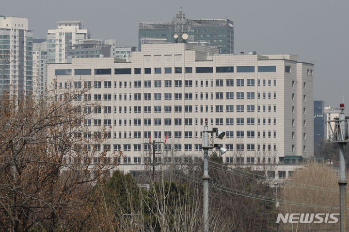 [서울=뉴시스] 권창회 기자 = 윤석열 대통령 당선인이 대통령 집무실을 청와대에서 국방부 청사로 이전하는 방안을 적극 검토 중인 것으로 알려졌다. 당초 '광화문 정부청사 집무실-총리공관 관저' 마련 방안이 유력했지만 국방부 청사 집무실 카드가 급부상하는 양상이다. 사진은 16일 오후 서울 용산구 국방부 청사 모습. 2022.03.16. kch0523@newsis.com