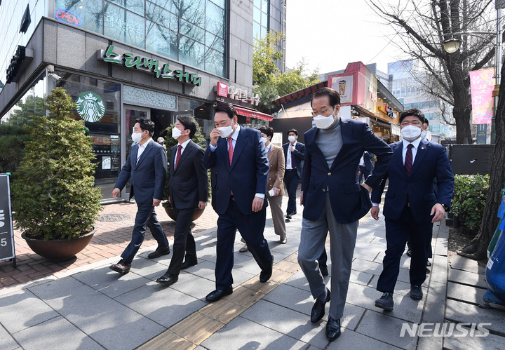 [서울=뉴시스] 국회사진기자단 = 윤석열 대통령 당선인이 16일 오후 서울 종로구 통의동에 위치한 한 식당에서 짐심 식사를 마친 후 참모진들과 산책을 하고 있다. 2022.03.16. photo@newsis.com