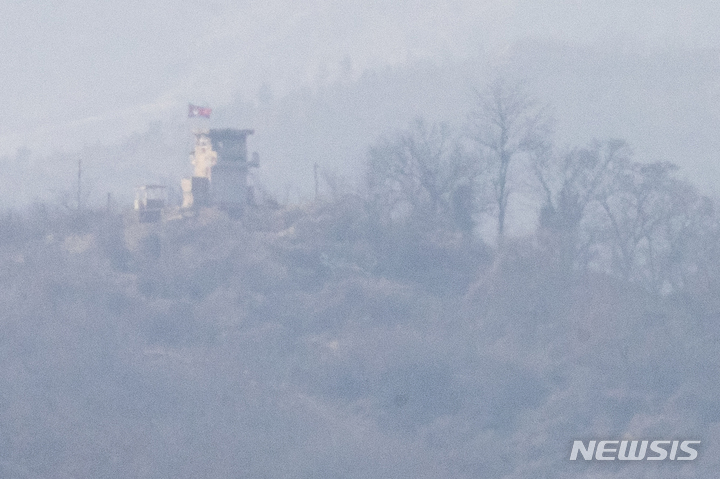 [파주=뉴시스] 정병혁 기자 = 북한이 평양에서 화성-17형 대륙 간 탄도미사일(ICBM)을 시험 발사한 16일 오후 경기 파주시 접경지역에서 바라본 북측 초소에 인공기가 펄럭이고 있다. 2022.03.16. jhope@newsis.com