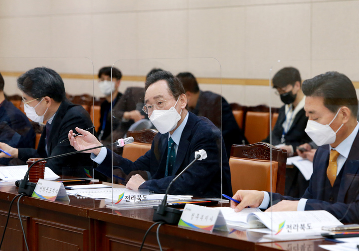 [전주=뉴시스] 17일 전북도청 중회의실에서 열린 대통령 당선인 전북공약 국정과제화 보고회에 송하진 도지사를 비롯한 행정·정무 부지사와 실·국장, 전북연구원장 등이 전북공약의 정부정책과 연계성 및 이행 필요사항을 점검하고, 연계·신규사업 등을 논의하하고 있다. 2022.03.17 (사진= 전라북도청 제공) photo@newsis.com *재판매 및 DB 금지