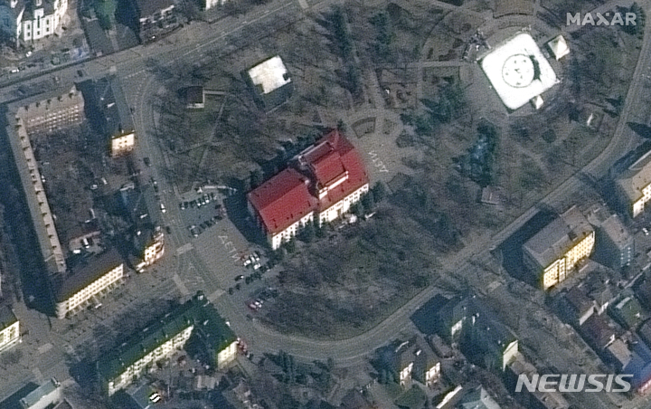 [마리우폴=AP/뉴시스] 막사 테크놀로지가 제공한 위성 사진에 지난 14일(현지시간) 우크라이나 마리우폴의 마리우폴 극장이 보인다. 2022.03.17. 