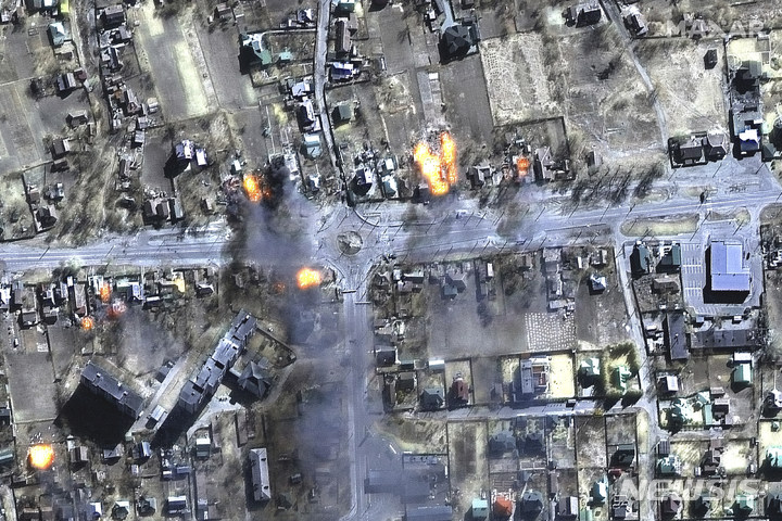 [체르니히우=AP/뉴시스] 막사 테크놀로지가 제공한 위성사진에 16일(현지시간) 우크라이나 체르니히우 민간인 거주지역이 러시아의 공격으로 불타고 있다. 2022.03.17.