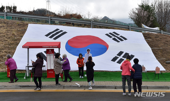 [대구=뉴시스] 이무열 기자 = 박근혜 전 대통령의 사저 입주 임박 소식이 알려진 17일 오후 시민들이 대구 달성군 유가읍 쌍계리 박 전 대통령 사저 주변을 살펴보고 있다. 2022.03.17. lmy@newsis.com