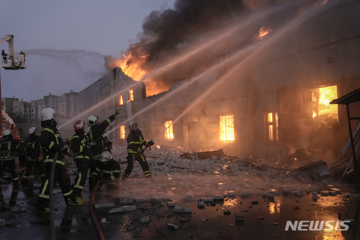 [키이우=AP/뉴시스] 17일(현지시간) 우크라이나 키이우에서 소방관들이 러시아군의 폭격으로 발생한 한 창고의 화재를 진압하고 있다. 2022.03.18.