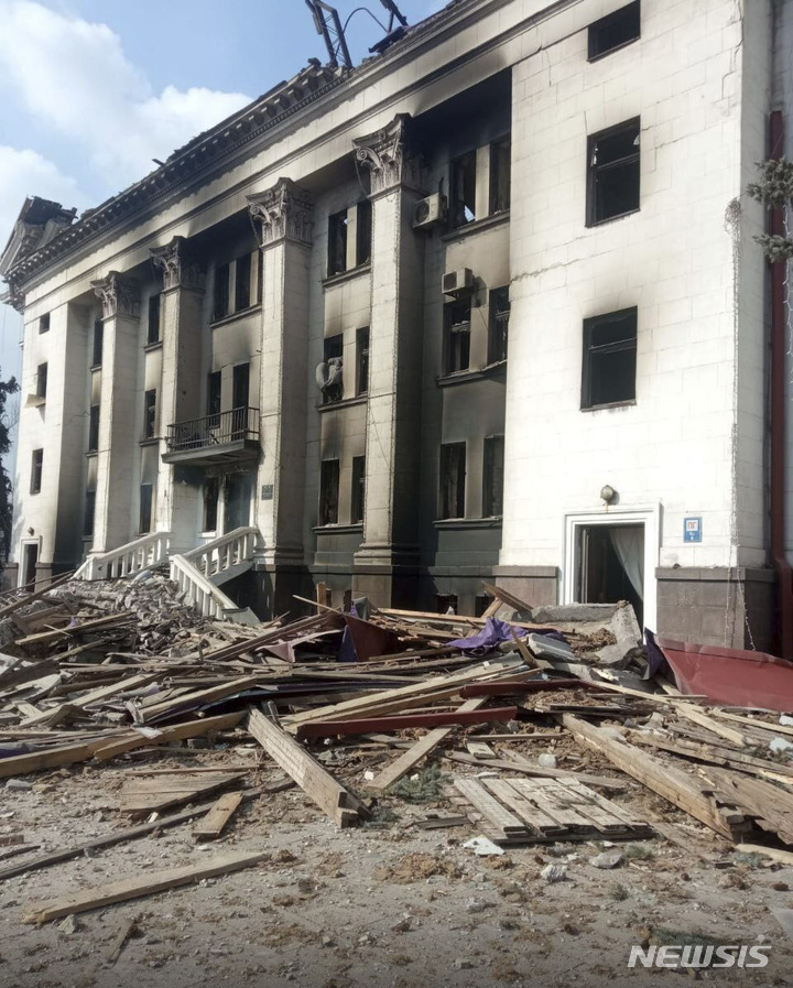 [마리우폴=AP/뉴시스] 17일(현지시간) 우크라이나 마리우폴 극장이 러시아의 공습으로 파손됐다. 2022.03.18.