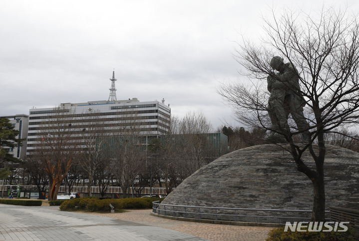 [서울=뉴시스] 고승민 기자 = 윤석열 대통령 당선인이 17일 청와대 이전 후보지를 외교부 청사와 국방부 청사 두 군데로 압축했다. 사진은 이튿날인 18일 국방부 모습. 이에 따라 해당 분과 인수위원들은 이날 오후 각각 현장을 방문해 점검에 나선다. 2022.03.18. kkssmm99@newsis.com