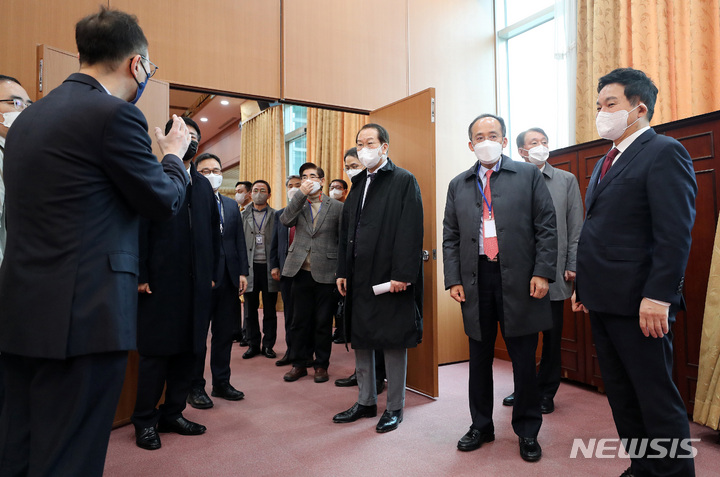 [서울=뉴시스] 국회사진기자단 = 권영세 대통령직인수위원회 부위원장 등 인수위원회 관계자들이 18일 대통령 집무실 후보지인 서울 종로구 외교부 청사 내부를 둘러보고 있다. 2022.03.18. photo@newsis.com