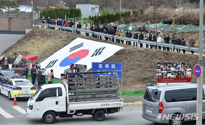 [대구=뉴시스] 이무열 기자 = 18일 오후 대구 달성군 유가읍 쌍계리 박근혜 전 대통령 사저 앞에서 열린 ‘박근혜 대통령 귀향 환영회’가 지지자들로 붐비고 있다. 2022.03.18. lmy@newsis.com