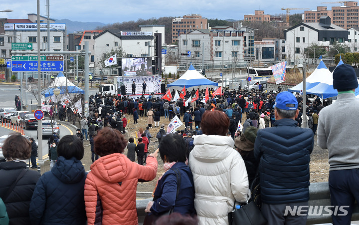 [대구=뉴시스] 이무열 기자 = 18일 오후 대구 달성군 유가읍 쌍계리 박근혜 전 대통령 사저 앞에서 열린 ‘박근혜 대통령 귀향 환영회’가 지지자들로 붐비고 있다. 2022.03.18. lmy@newsis.com