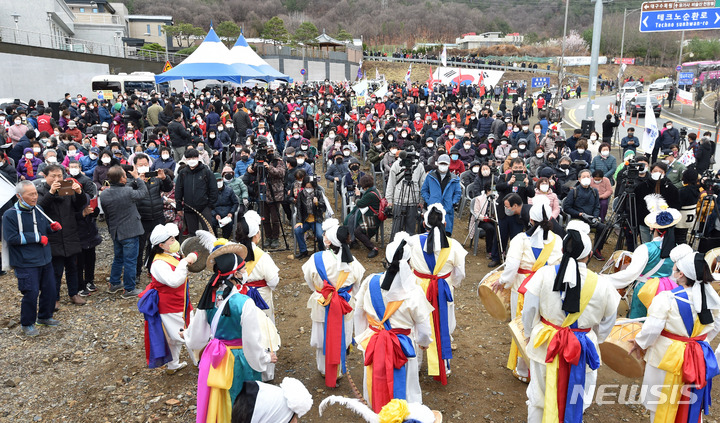 [대구=뉴시스] 이무열 기자 = 18일 오후 대구 달성군 유가읍 쌍계리 박근혜 전 대통령 사저 앞에서 열린 ‘박근혜 대통령 귀향 환영회’가 지지자들로 붐비고 있다. 2022.03.18. lmy@newsis.com