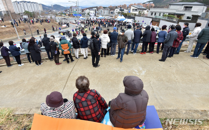 [대구=뉴시스] 이무열 기자 = 18일 오후 대구 달성군 유가읍 쌍계리 박근혜 전 대통령 사저 앞에서 열린 ‘박근혜 대통령 귀향 환영회’가 지지자들로 붐비고 있다. 2022.03.18. lmy@newsis.com