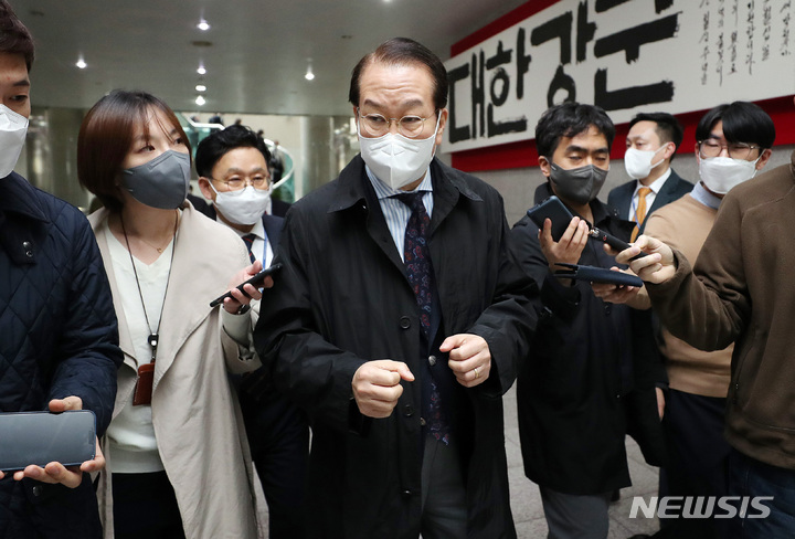 [서울=뉴시스] 국회사진기자단 = 권영세 대통령직인수위원회 부위원장이 18일 대통령 집무실 후보지인 서울 용산구 국방부 청사를 둘러본 뒤 취재진 질문에 답변하고 있다. 2022.03.18. photo@newsis.com