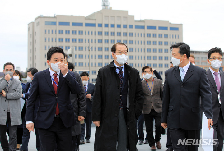 [서울=뉴시스] 국회사진기자단 = 권영세 대통령직인수위원회 부위원장 등 인수위원회 관계자들이 18일 대통령 집무실 후보지인 서울 용산구 국방부 청사를 둘러보고 있다. 2022.03.18. photo@newsis.com