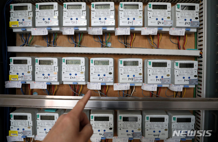 [서울=뉴시스] 추상철 기자 = 20일 오전 서울 시내 한 오피스텔에 설치된 전기계량기가 돌아가고 있다. 2022.03.20. scchoo@newsis.com