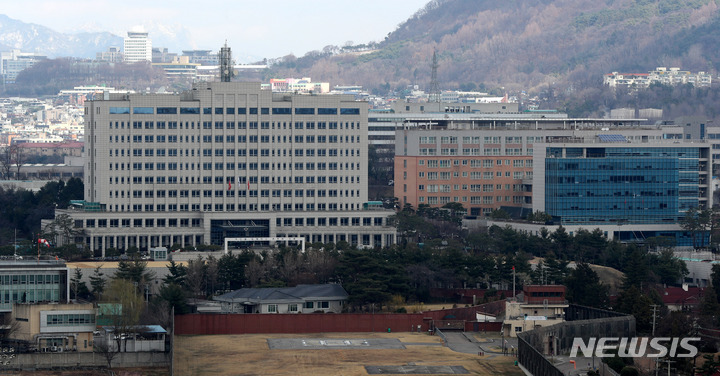 [서울=뉴시스] 추상철 기자 = 윤석열 대통령 당선인이 대통령 집무실을 용산 국방부 청사로 이전한다고 발표한 20일 오후 서울 용산구 국방부청사가 보이고 있다. 2022.03.20. scchoo@newsis.com