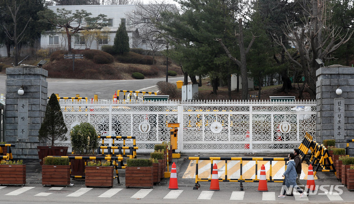 [서울=뉴시스] 추상철 기자 = 윤석열 대통령 당선인이 대통령 집무실을 용산 국방부 청사로 이전한다고 발표한 20일 오후 시민들이 서울 용산구 국방부 청사 앞을 지나고 있다. 2022.03.20. scchoo@newsis.com