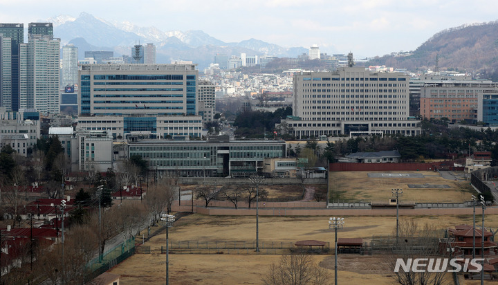 [서울=뉴시스] 추상철 기자 = 윤석열 대통령 당선인이 대통령 집무실을 용산 국방부 청사로 이전한다고 발표한 20일 오후 서울 용산구 국방부청사(오른쪽)가 보이고 있다. 2022.03.20. scchoo@newsis.com