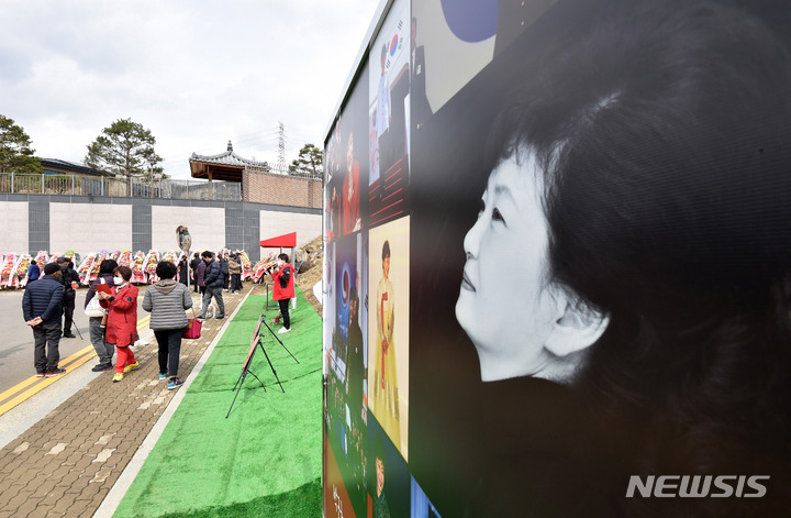 [대구=뉴시스] 이무열 기자 = 박근혜 전 대통령의 사저 입주 임박 소식이 알려진 20일 오후 시민들이 대구 달성군 유가읍 쌍계리 박 전 대통령 사저 주변을 둘러보고 있다. 2022.03.20. lmy@newsis.com