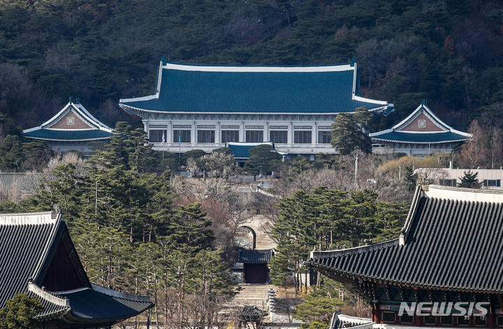 [서울=뉴시스] 정병혁 기자 = 윤석열 대통령 당선인이 기자회견을 통해 새로운 대통령 집무실로 용산 국방부 청사를 지목했다. 윤 당선인은 기존 청와대는 5월 10일 새 정부 출범에 맞서 공원으로 개방한다고 밝혔다. 사진은 20일 오후 서울 종로구 청와대의 모습. 2022.03.20. jhope@newsis.com