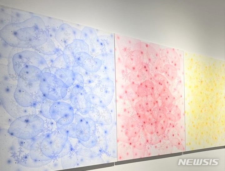 [서울=뉴시스]'세포 그림' 이강욱 '변화하는 색'전이 가나부산에서 4월10일까지 열린다.