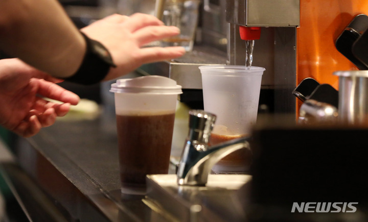 [서울=뉴시스] 추상철 기자 = 서울 중구 스타벅스 커피전문점에서 직원이 커피를 제조하고 있다. 2022.03.21. scchoo@newsis.com