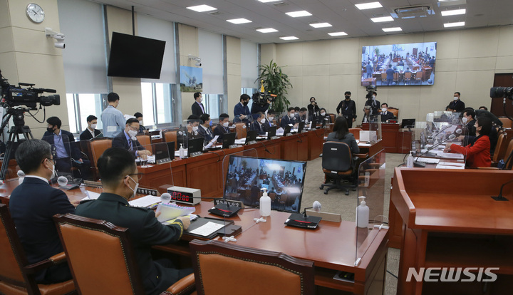 [서울=뉴시스] 김선웅 기자 = 22일 오전 서울 여의도 국회에서 국방위원회 전체회의가 열리고 있다. 이번 전체회의에서는 국방부 등 청사 이전 관련 긴급 현안보고가 진행된다. (공동취재사진) 2022.03.22. photo@newsis.com