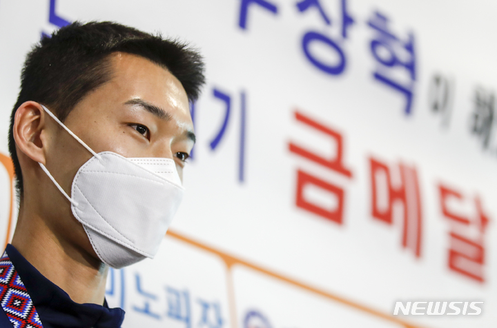 [인천공항=뉴시스] 정병혁 기자 = 세르비아 베오그라드의 스타크 아레나에서 열린 2022 세계실내육상선수권대회 남자 높이뛰기에서 2ｍ34를 뛰어 금메달을 차지한 우상혁이 22일 인천국제공항 1터미널을 통해 귀국해 열린 환영행사에서 취재진의 질문에 답하고 있다. 2022.03.22. jhope@newsis.com