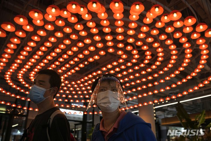 [홍콩=AP/뉴시스] 22일 마스크를 쓴 사람들이 홍콩의 쇼핑몰을 걷고 있다. 2022.03.22