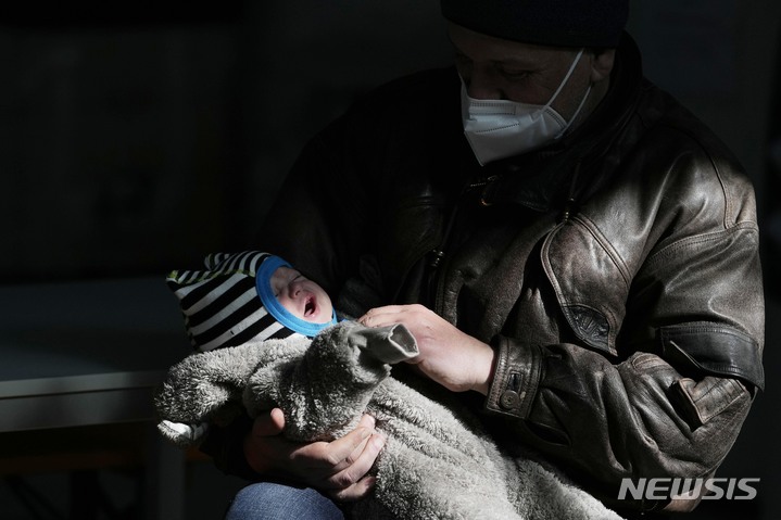 [로마=AP/뉴시스]22일(현지시간) 이탈리아 로마에서 우크라이나 르비우에서 온 한 난민이 아기를 안고 있는 모습. 2022.03.22.