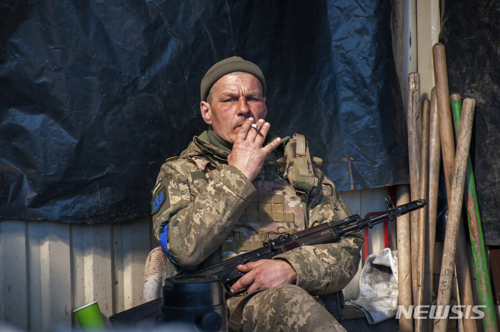 [하르키우=AP/뉴시스] 올렉시 혼차렌코 우크라이나 베르호우나 라다(의회) 의원이 우크라이나 최전선 군인 10명 중 9명이 도박 문제를 경험하고 있다고 지적했다. 사진은 2022년 3월22일(현지시각) 우크라이나 하르키우에서 우크라이나 군인이 자리를 지키며 담배를 피우는 모습. 2024.03.29.