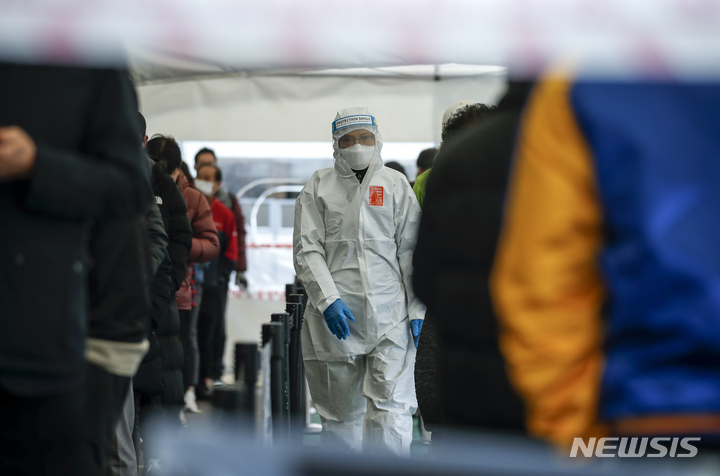 [서울=뉴시스] 정병혁 기자 = 국내 코로나19 누적 확진자가 1000만명을 넘어선 23일 오전 서울 송파구 보건소에 설치된 선별진료소를 찾은 시민들이 검사를 받기 위해 줄 서 있다. 2022.03.23. jhope@newsis.com