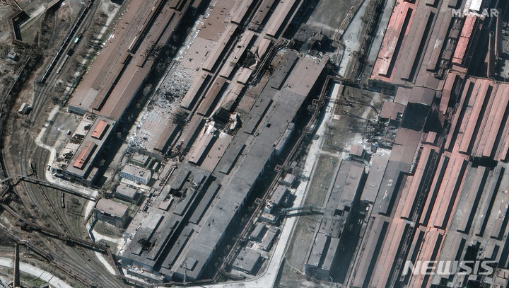 [마리우폴=AP/뉴시스] 막사 테크놀로지가 제공한 위성 사진에 22일(현지시간) 우크라이나 마리우폴의 금속가공 공장이 러시아의 포격으로 파손돼 있다. 2022.03.23.
