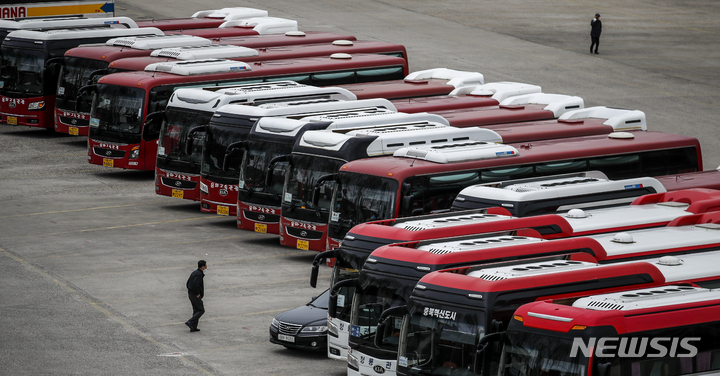 [서울=뉴시스] 지난 3월23일 오후 서울 송파구 탄천주차장에 버스들이 주차되어 있다. (사진=뉴시스DB). 2023.09.07. photo@newsis.com