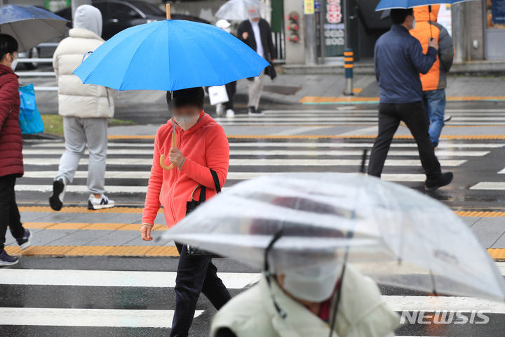 [제주=뉴시스] 우장호 기자 = 제주시청 앞 횡단보도에 우산을 쓴 시민들이 지나가고 있다. (뉴시스DB) photo@newsis.com