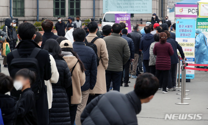 [사진=뉴시스DB]코로나검사 받는 시민들 