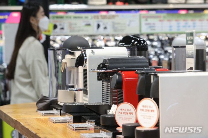 [서울=뉴시스] 서울 시내 대형마트에 진열된 커피머신. (사진=뉴시스 DB). photo@newsis.com 