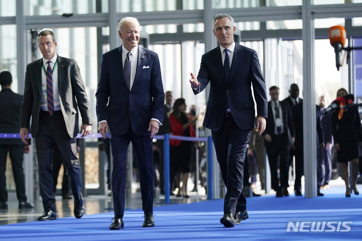 [브뤼셀=AP/뉴시스] 조 바이든(왼쪽) 미국 대통령이 24일(현지시간) 러시아의 우크라이나 침공에 대해 북대서양조약기구(NATO·나토) 동맹국들과의 회담을 위해 벨기에 브뤼셀에 도착해 옌스 스톨텐베르그 나토 사무총장의 영접을 받고 있다. 2022.03.24.