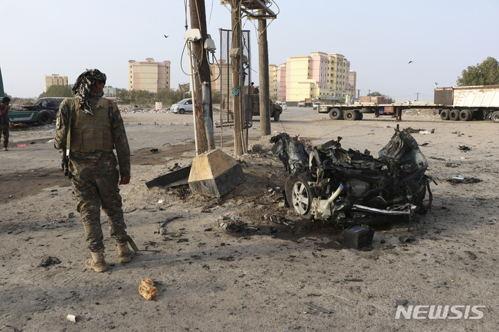 [아덴=AP/뉴시스] 2022년 3월 24일 예멘 항구도시 아덴에서 자동차 폭탄 테러가 발생해 보안군 병사가 현장을 지키고 있다. 현지 관계자는 이 폭발로 군 고위 간부 1명 포함 최소 5명이 숨졌다고 밝혔다. 2022.03.24.