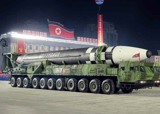 [서울=뉴시스] 합동참모본부에 따르면 북한은 24일 오후 2시34분께 평양 순안공항에서 동해상으로 ICBM 한 발을 발사했다. 고각 발사된 이 ICBM의 비행거리는 약 1080㎞, 고도는 약 6200㎞ 이상으로 ICBM의 비행 특성이 드러났다. 사진은 북한 노동신문에 보도된 지난 2020년 10월 10일 평양 김일성광장에서 열린 '조선노동당 창건 75주년 경축 열병식'에 모습을 나타낸 신형 대륙간탄도미사일(ICBM)이 11축(양쪽 바퀴 22개)의 이동식발사차량(TEL)에 실려 이동하는 모습. (사진=노동신문 캡처) 2022.03.24. photo@newsis.com *재판매 및 DB 금지