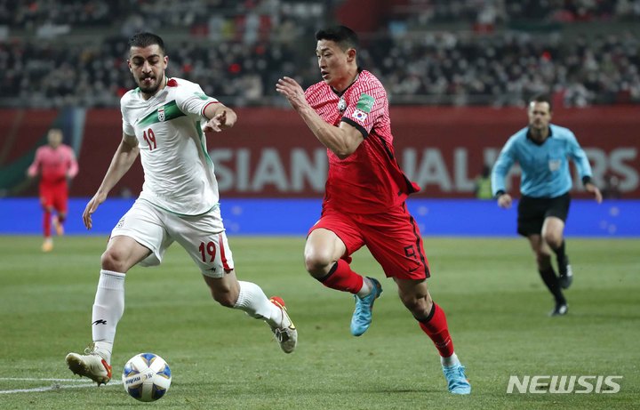 [서울=뉴시스] 정병혁 기자 = 24일 오후 서울 마포구 서울월드컵경기장에서 열린 2022 FIFA 카타르 월드컵 아시아 지역 최종예선 대한민국과 이란의 경기, 조규성이 돌파하고 있다. 2022.03.24. jhope@newsis.com