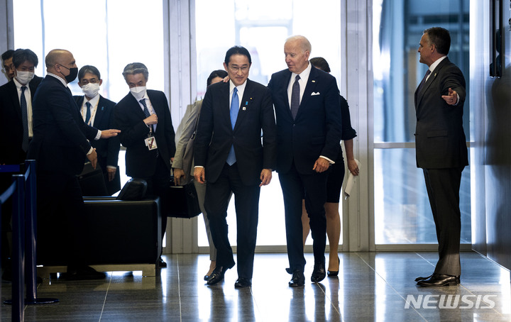 [브뤼셀=AP/뉴시스]지난 3월24일(현지시간) 벨기에 브뤼셀의 북대서양조약기구(NATO·나토) 본부에서 열린 주요 7개국(G7) 정상회의에 참석한 조 바이든 미국 대통령(오른쪽)과 기시다 후미오 일본 총리가 사진촬영 후 함께 걸어가며 대화하고 있다. 2022.05.17.