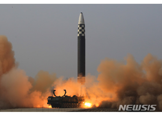 [서울=뉴시스]25일 북한 조선노동당 기관지 노동신문은 지난 24일 평양 국제비행장에서 신형 대륙간탄도미사일(ICBM) 화성 17형 시험 발사가 진행됐다고 보도했다. (사진=노동신문 홈페이지 갈무리) 2022.03.25