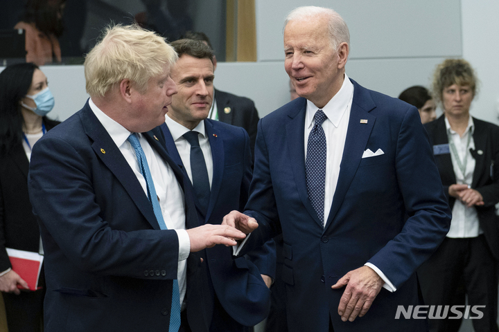 [브뤼셀(벨기에)=AP/뉴시스]지난달 24일(현지시간) 벨기에 브뤼셀의 북대서양조약기구(NATO·나토) 본부에서 열린 주요 7개국(G7) 정상회의에 참석하기 위해 조 바이든 미국 대통령(오른쪽)이 보리스 존슨 영국 총리(왼쪽)와 대화하고 있다. 2022.04.13.